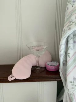 Djerf Avenue Angel Sleeping Mask Pink