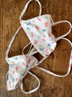 Djerf Avenue Triangle Bikini Top Summer Berries Discount